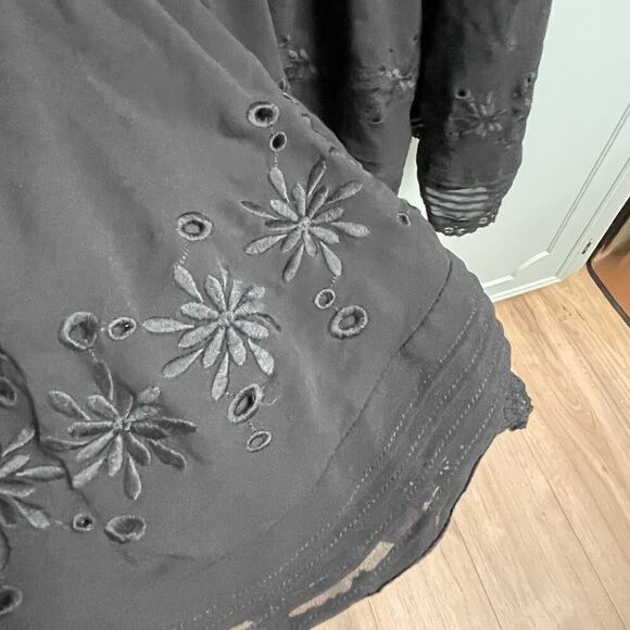 Torrid Size 4 Black Chiffon Top Embroidered Floral Short Sleeve Blouse - Picture 5 of 6